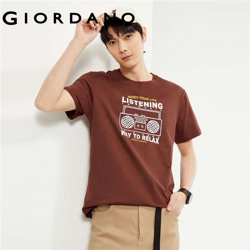 GIORDANO ผู้ชาย เสื้อยืดโปสเตอร์ย้อนยุคพิมพ์เสื้อยืดผ้าฝ้าย 100% คอกลมแขนสั้นแฟชั่นฤดูร้อนที่เรียบง่ายเสื้อยืดลำลอง Free Shipping 13094202