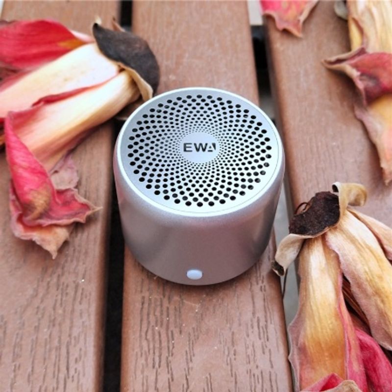 EWA A106 Pro （กระเป๋าฟรี）ลำโพงบลูทูธไร้สาย Mini Bluetooth Speaker Wireless ขนาดจิ๋ว พกพาสะดวก กันน้ำ IPX7 ของแท้100%