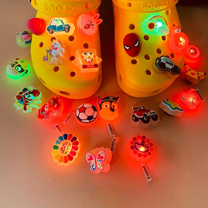 สินค้าดีรองเท้ามีรูไฟกระพริบดอกไม้รองเท้า LED หัวเข็มขัดรองเท้า Crocs เครื่องประดับบนรองเท้าดอกไม้รองเท้าสว่างหัวเข็มขัดรองเท้าเครื่องประดับรองเท้า