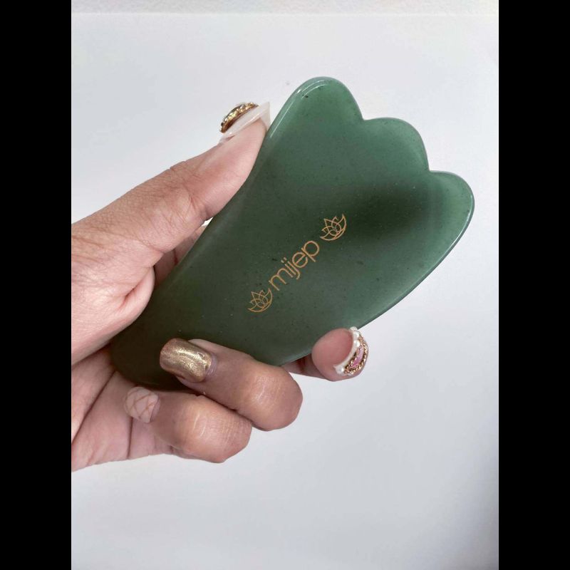 Jade Gua Sha ของแท้ -รูปใบไม้ กัวซาสำหรับนวดหน้าจากหินธรรมชาติบริสุทธิ์ 100%  เครื่องมือนวดหน้าตามตำรับแพทย์ศาสตร์จีนโบราณ