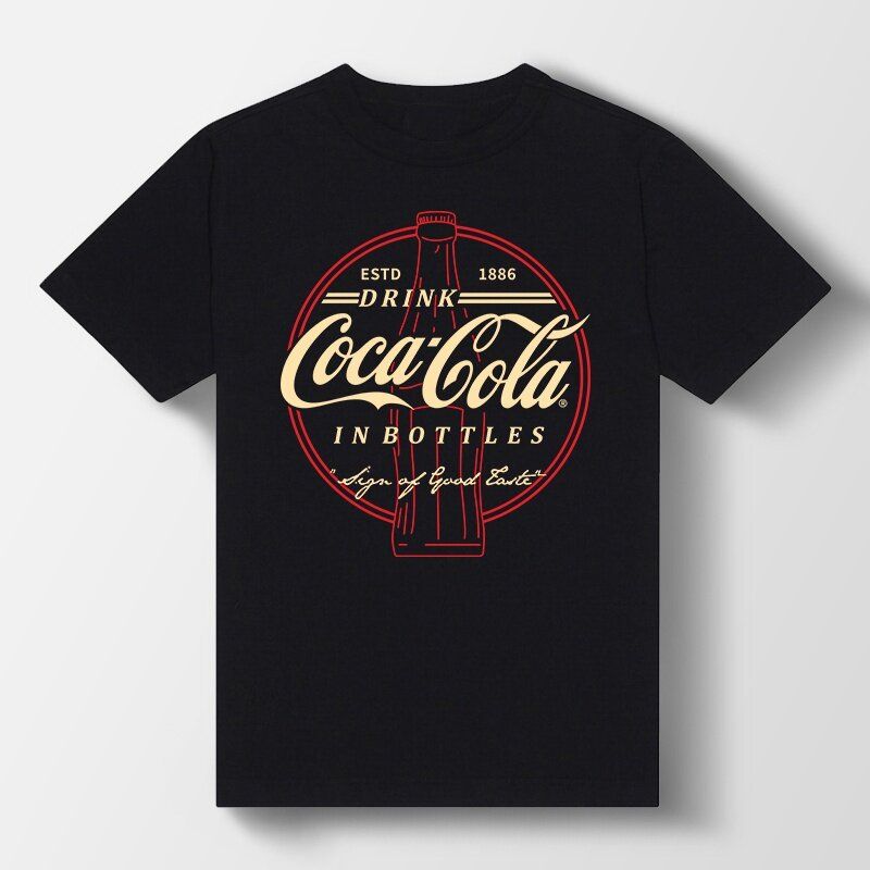 เสื้อยืดคอกลมเสื้อยืด ผ้าฝ้าย 100% พิมพ์ลายโลโก้ Coca-Cola สไตล์ญี่ปุ่น ฮาราจูกุ พลัสไซซ์ สีดํา ของขวัญวันเกิด สําหรับผู้ชาย S-5XL