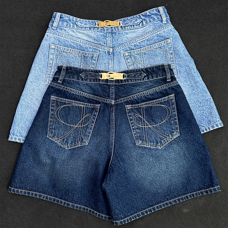 RYA Boutique Olivia Denim Shorts กางเกงยีนส์ขาสั้น เอวสูง ประดับ Buckle สีทองที่ขอบเอว