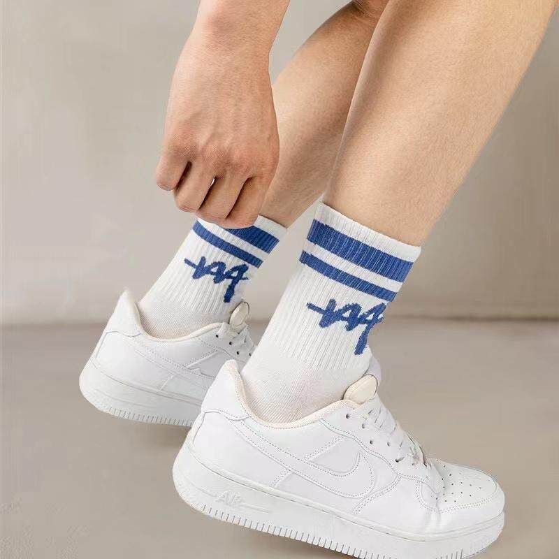 ถุงเท้าข้อยาว สีฟ้าขาว พิมพ์รูปหลากหลายรูปแบบ Fashion brand long socks mens and womens fashion socks cotton fashion socks