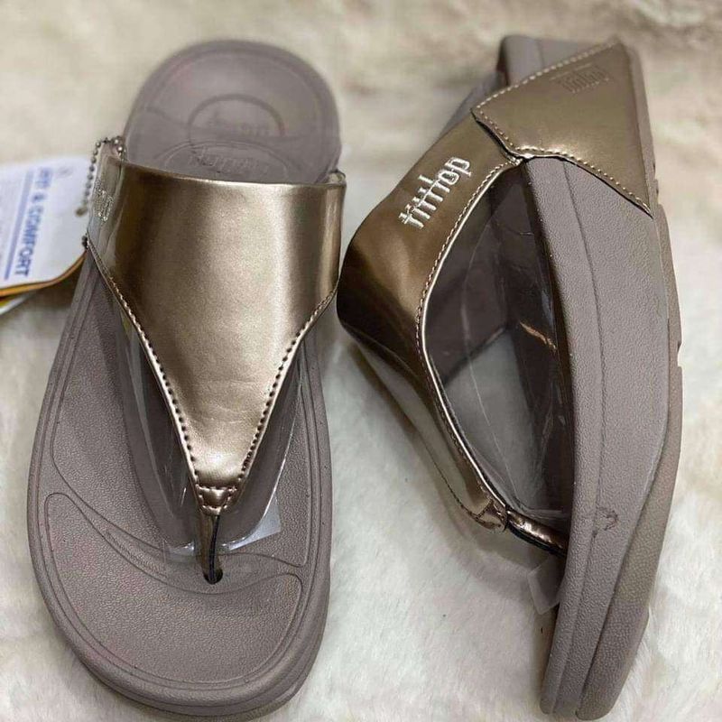 Fitflop ผู้หญิง ตราปัม Logo สีเหลียมทีส้นรองเท้า Size 36---40 รองเท้าเพื่อสุขภาพ รับรองพื้นนุ่มกวารุ่นเกา ใส่ทนทาน ไม่ขาดง่าย ใส่สวยใส่สบายมาก รับรองสินค้าตรงปก สินค้ามีในไทย