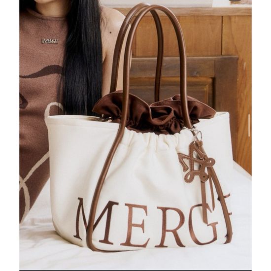 พรีออเดอร์ ’Merge A Day Bag‘ กระเป๋า Tote Bag รุ่นใหม่จาก Merge ภายในมีกระเป๋าหูรูดยีนส์ ใส่ได้เวอะ จุมาก