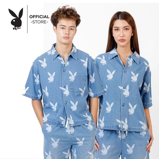 PLAYBOY I YK YK FIT เสื้อฮาวายแขนสั้นยีนส์พิมพ์ลายหัวกระต่ายทั้งตัว  รุ่น P1UT243SS005BL