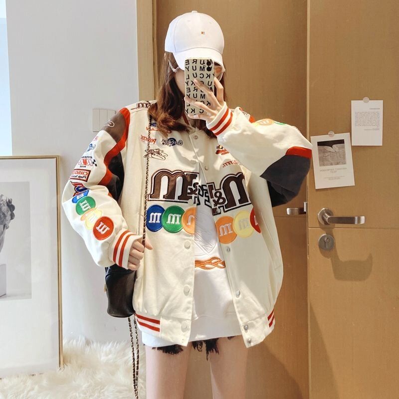 เสื้อเบสบอล แจ็คเก็ตเบสบอล เสื้อแจ็คเก็ตเบสบอล M&M ลายปัก แจ็คเก็ตคู่ jacket y2k แจ็คเก็ตคู่มอเตอร์ไซค์ เสื้อคลุมแจ๊คเก็ตเบสบอลลาย ย้อนยุคอเมริกันins แจ็คเก็ตคู่