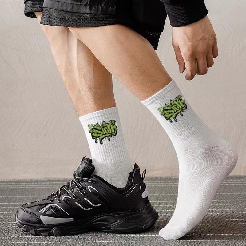 ถุงเท้าคู่รัก 14 สี ถุงเท้าสตรีท ผ้ายืด สไตล์เกาหลีGraffiti style mens socks white cute pattern womens socks