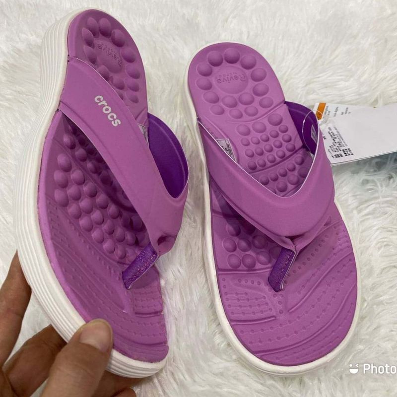 Crocs Reviva Flip สินค้าตรงปก100% จัดส่งไว 1-3 วันได้รับของ รองเท้าแตะผู้ชาย รองเท้าแตะผู้หญิง รองเท้าเพื่อสุขภาพ มีปุ่มนวดฝ่าเท้าทุกก้าวเดิน