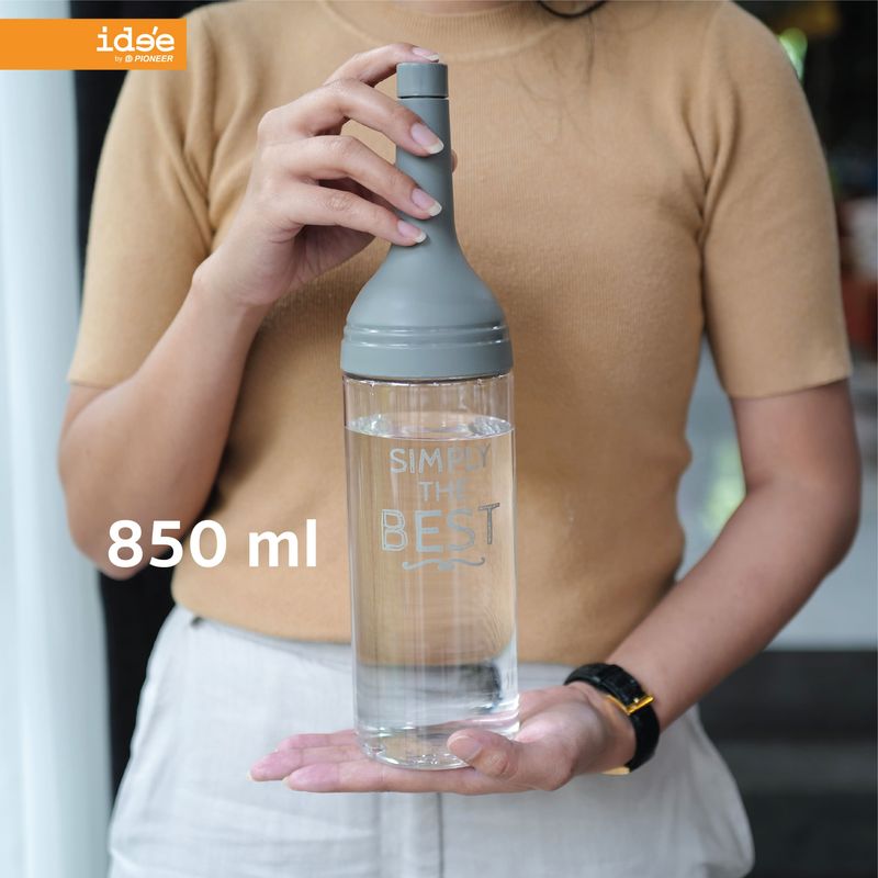 idee [2 ชิ้น] Drinking Bottle ขวดน้ำดื่มพลาสติก รูปทรงขวดไวน์ รุ่น PNP3504 ความจุ 850 ml. สำหรับใส่น้ำดื่ม ฝาจุกปิดแน่น วางนอนในตู้เย็นได้น้ำไม่หก