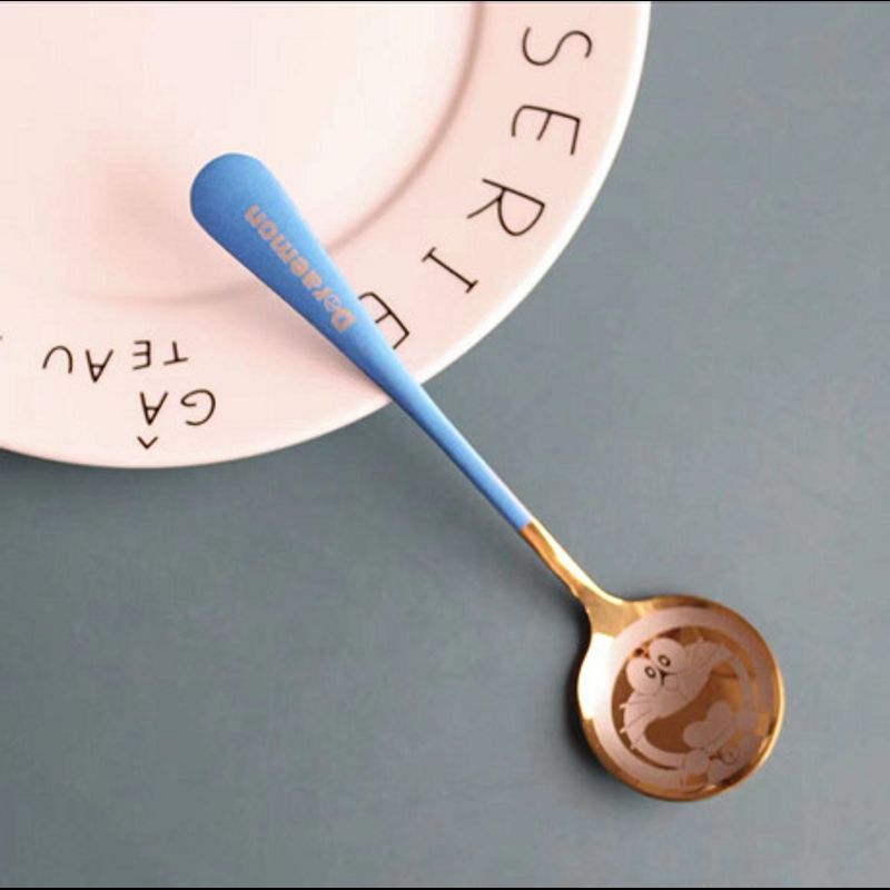 【I Furniture store】ช้อนสแตนเลสสร้างสรรค์ Doraemon Lovely Coffee Spoon สุทธิสีแดง ช้อนขนม ช้อนการ์ตูน เด็กกินข้าว ช้อนโรงแรม ช้อนกวนกาแฟ ช้อนเกาหลี