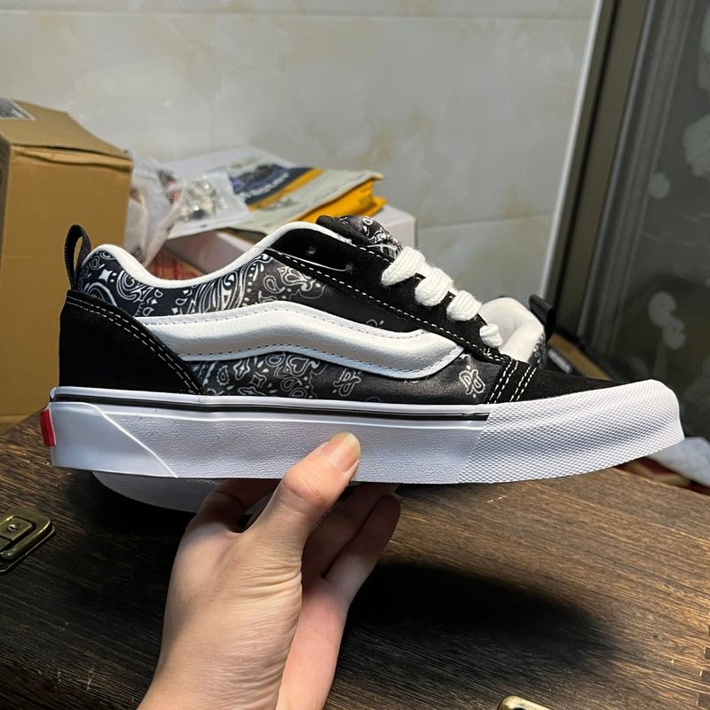 Vans Knu Skool รองเท้าผ้าใบลําลอง ข้อสั้น ปักลายดอกไม้ เม็ดมะม่วงหิมพานต์