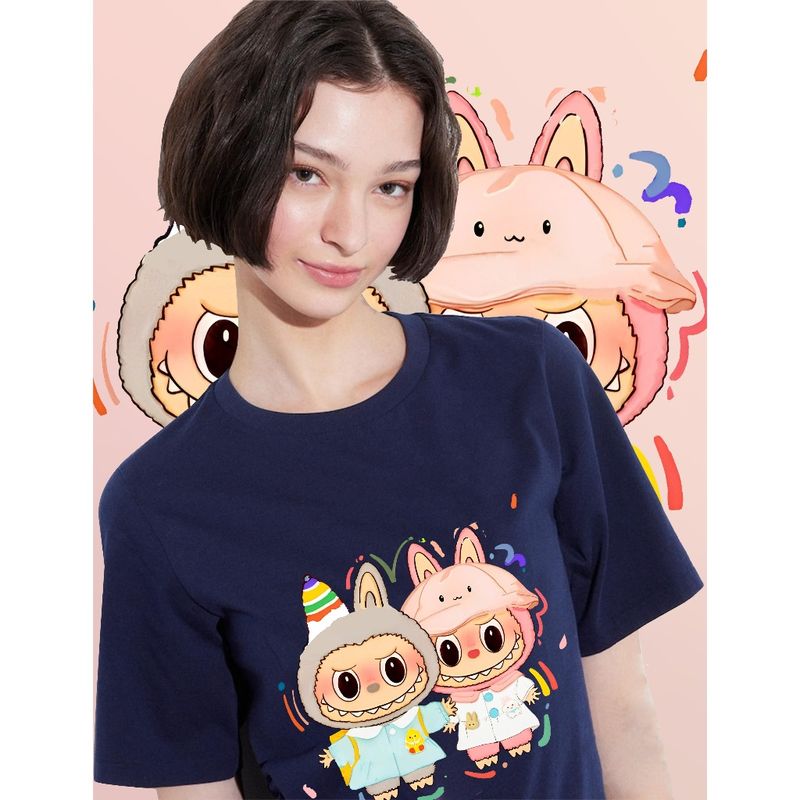 รูปแบบใหม่จัดส่งทันที!LABUBU รูปแบบ น่ารักสุด ๆ เสื้อยืดสตรี เสื้อลาบูบู้ Pop Mart ผ้าฝ้ายนุ่มสบาย G01