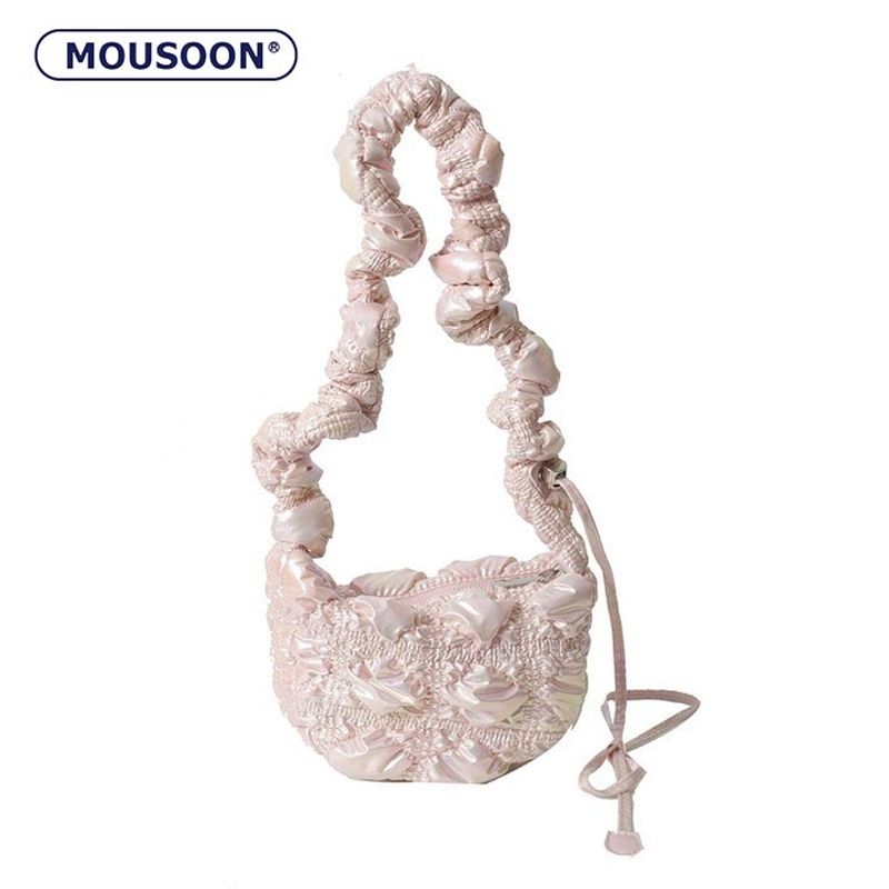 MOUSOON soft bag กระเป๋า Messenger ไหล่เดียวของผู้หญิง Niche พื้นผิวที่อ่อนนุ่มความรู้สึกระดับสูงที่เป็นที่นิยมเรียบง่ายกระเป๋าเมฆพื้นผิวที่สดใสจีบ