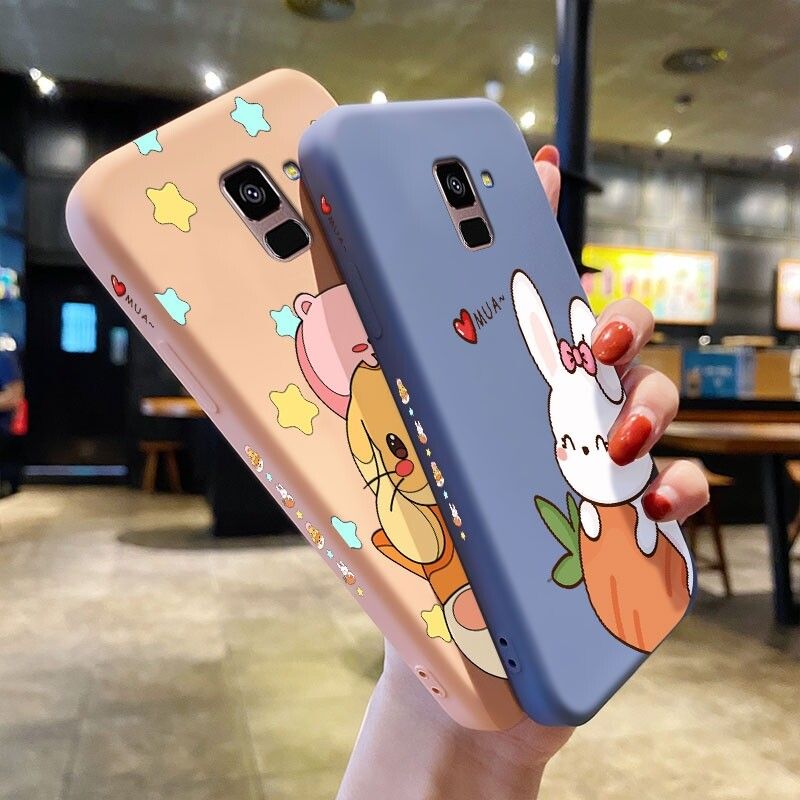 Yiเวปไซต์เคสสำหรับ Samsung Galaxy A8 Plus 2018 A8 + เคสการ์ตูนรูปแมวกระต่ายน่ารักเคสโทรศัพท์ออกแบบใหม่ขอบด้านข้างเคสลายสี่เหลี่ยมเคสซิลิโคนกันกระแทกปลอกปกป้องกล้องด้านหลังแบบเต็มรูปแบบเคสนิ่มสาวๆ