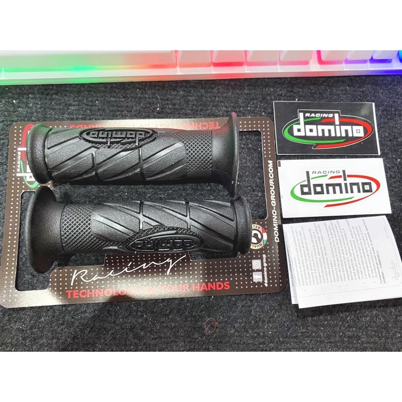 ปลอกแฮนด์ DOMINO แท้100% รุ่น 5519. สีดำล้วน มีลาย ใส่ได้ทุกรุ่น ใส่ตุ้มเดิมหรือแต่งได้ ทรงสวย ไม่แข็ง