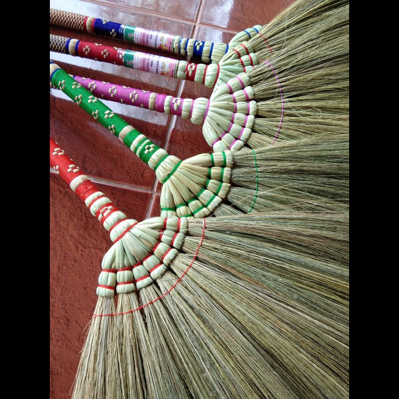 แสงจันทร์(ของแท้) ไม้กวาดดอกหญ้า รุ่นด้ามถักลวดลาย (ถักพิเศษ) (1 ด้าม) grass broom patterned handle (1 piece) มัดแน่น ใช้ทน ไม่หลุดง่าย ไม่ร่วง