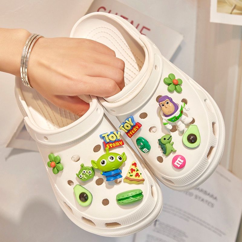 Toy Story jibbitz charms Buzz Lightyear charms จี้รูปรองเท้า ดอกไม้ หัวเข็มขัด อุปกรณ์ตกแต่ง crocs ตกแต่งด้านบน